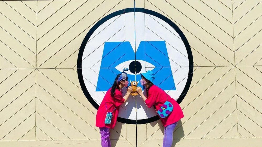 Don’t miss the photo op in front of the Monsters, Inc’s gate! Credits to @mai_shoelace 