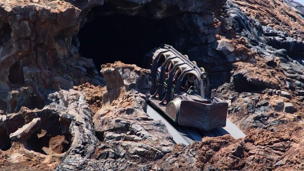 Naiki kendaraan bawah tanah untuk mengeksplor tempat-tempat di bawah bumi dan menemukan misteri-misteri yang diungkap oleh Captain Nemo!