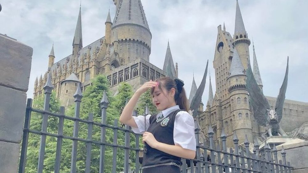 Witches, wizards, and wands at Hogwarts! Image credits: @iam_na__na on Instagram
