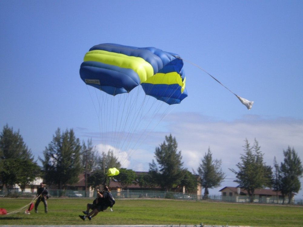 オアフ島スカイダイビング 着地 HW