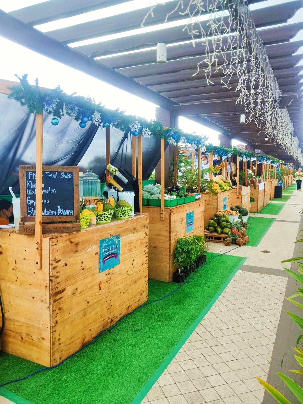 Fruit stand in the twin lake