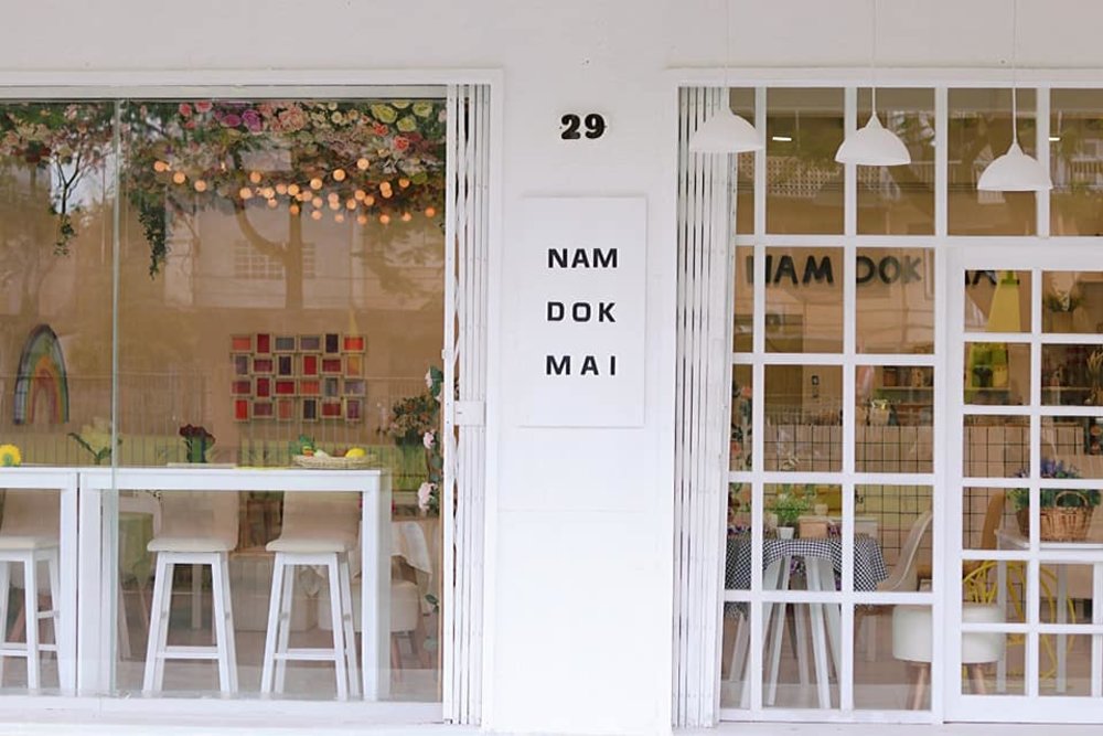 NAM DOK MAI-น้ำดอกไม้ Facade with White inetrior