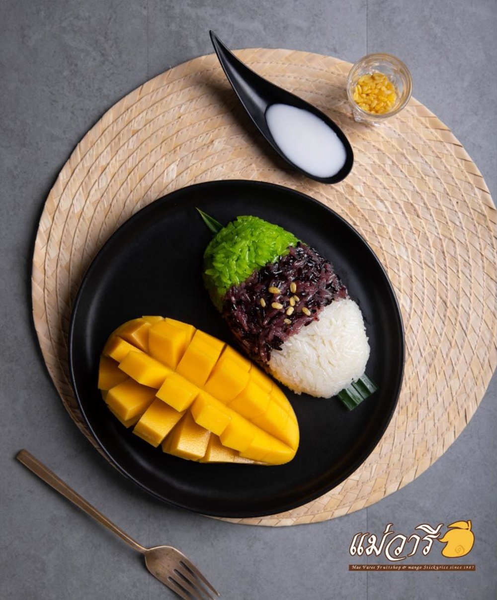 Mango with different flavored sticky rice