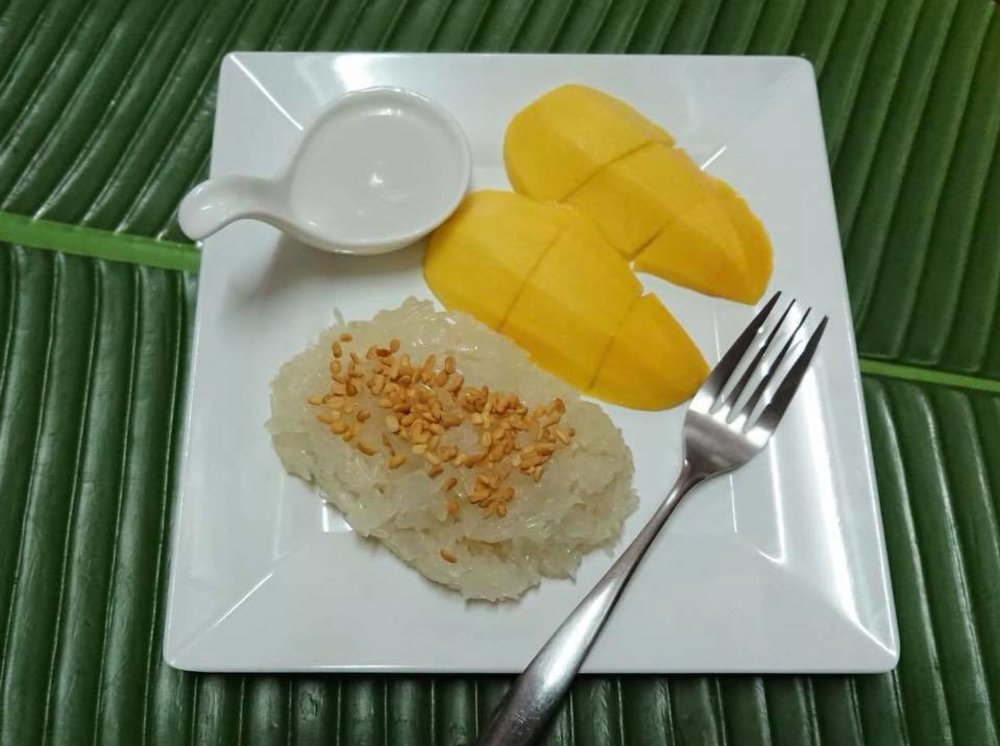 Sticky rice with mango on the side