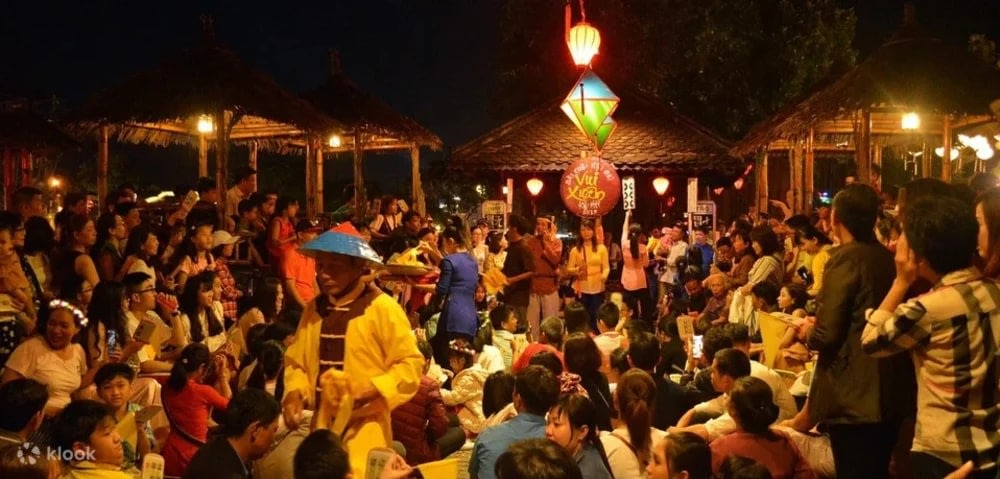 บรรยากาศตลาดท้องถิ่นครึกครื้นมาก 