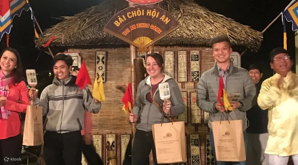 (เกม Bai Cho) คล้ายๆการเล่นบิงโกของไทย 