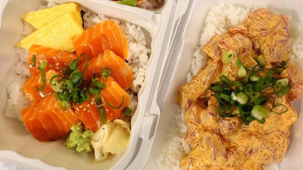 Poke bowls are perfect on-the-go food in Hawaii. Credits to @magurobrothershawaii 
