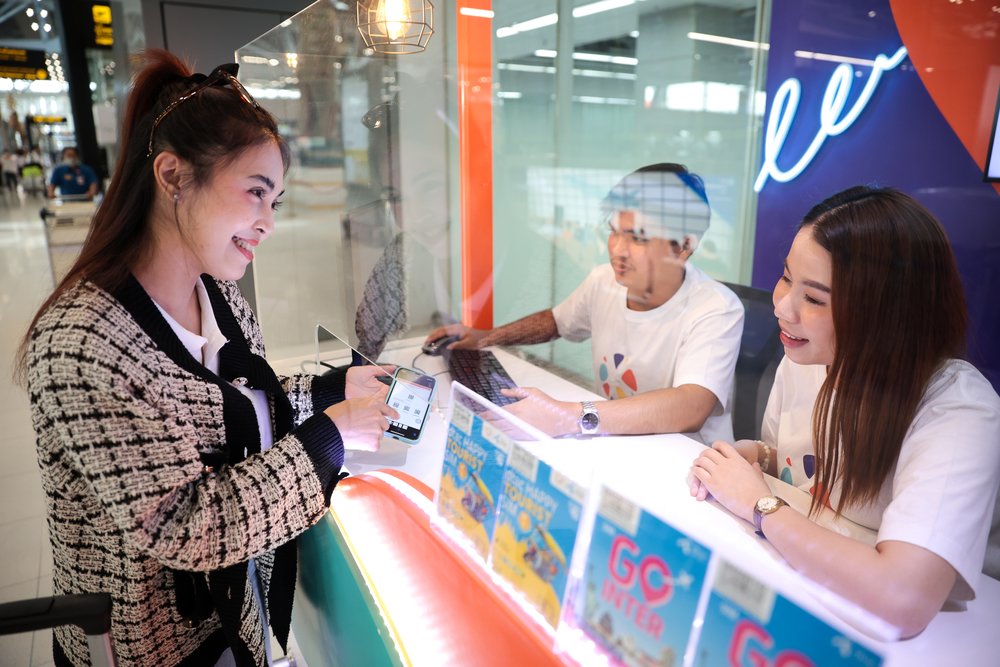customer showing phone in klook airport counter