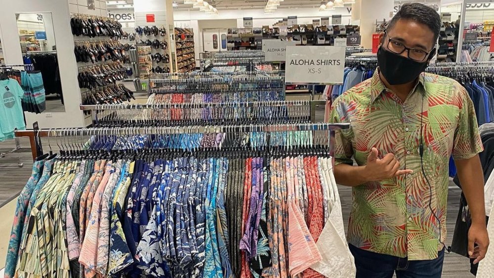 Shopping in Hawaii calls for colourful prints and tropical motifs. Image credits: @nordstromrackwaikiki on Instagram