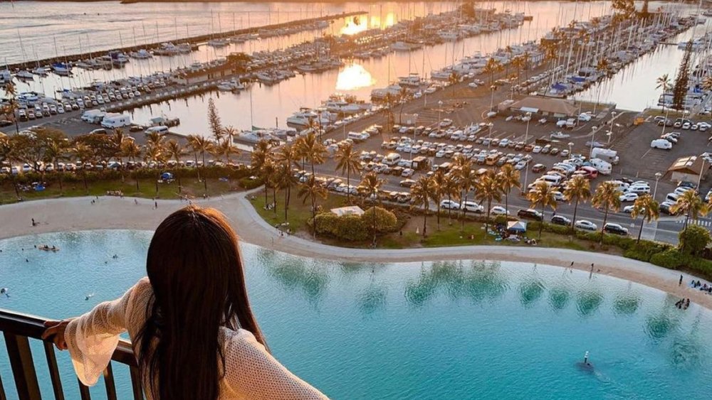 Beach views and shopping go hand-in-hand in the Hilton Hawaii Village. Image credits: @hiltonhawaiianvillage on Instagram