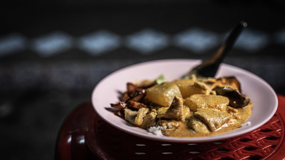 Get on the milder side of Thai curries with this hearty meal. Image credits: Streets of Food on Unsplash