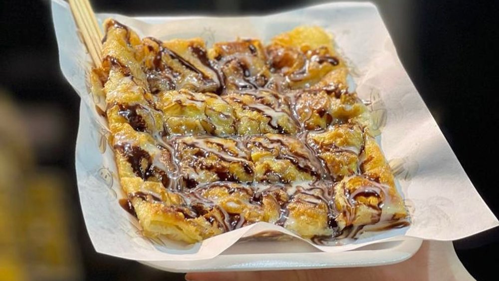 While Thailand is known for its spicy dishes, its sweet street food are also to die for! Image credits: @haifoodarharry on Instagram