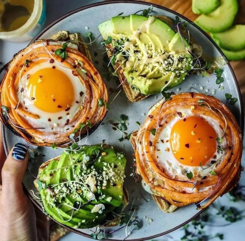 牛油果和雞蛋只是簡單的材料，就已經可以令人感到療癒。 (Instagram @food.iewitch)