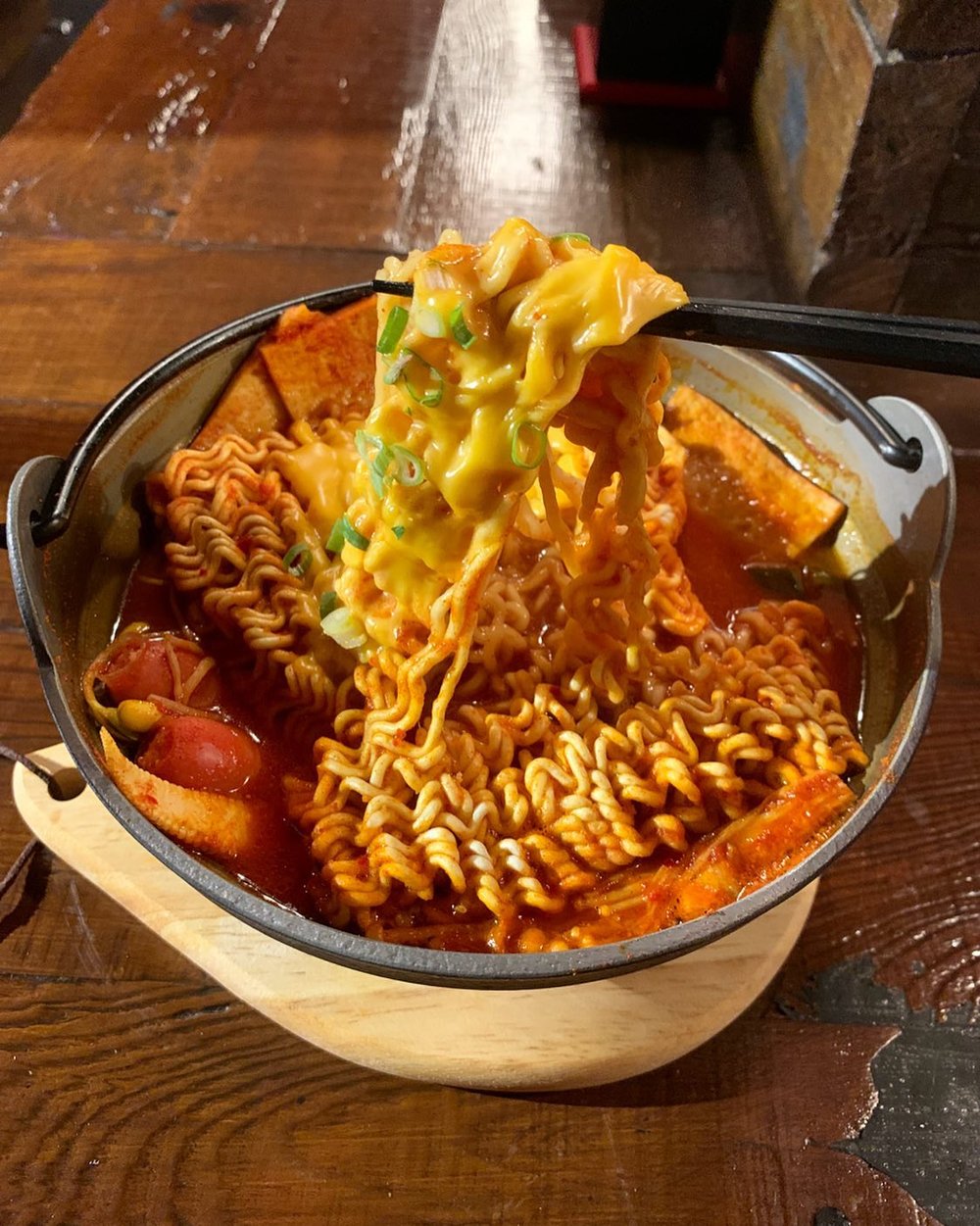 冬天時來一鍋香辣的部隊鍋，就最暖胃醒神。(Instagram @ foodaholic_tpe)