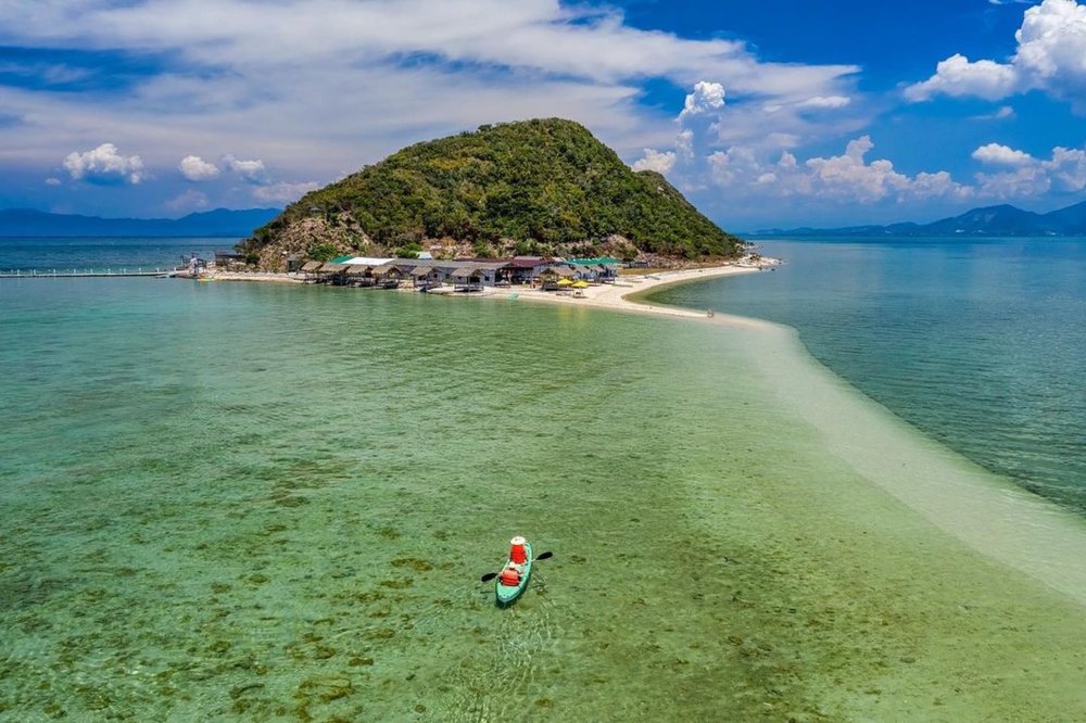 หมู่บ้านชาวประมงอยู่มายาวนาน มีมากกว่า 100 หลังคาเรือน นักท่องเที่ยวสามารถเดินชมได้นะ