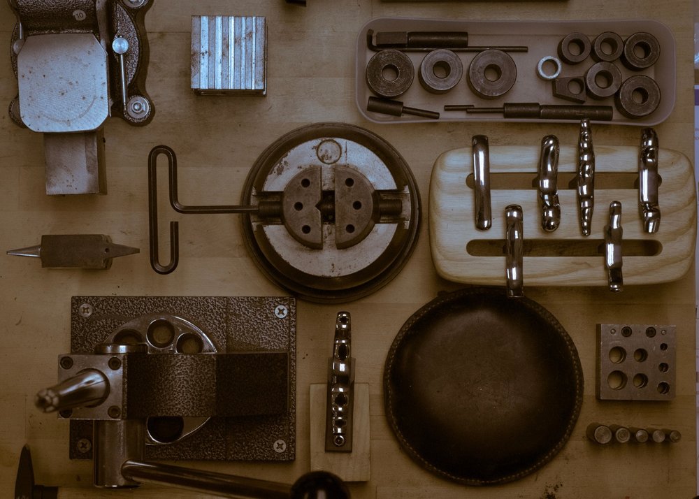 使用專業的銀器製作工具，感受銀器製作的奇妙之處。