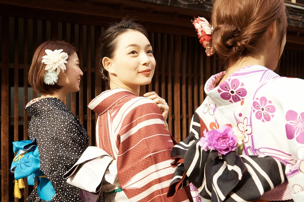 Ladies wearing different-styled kimonos