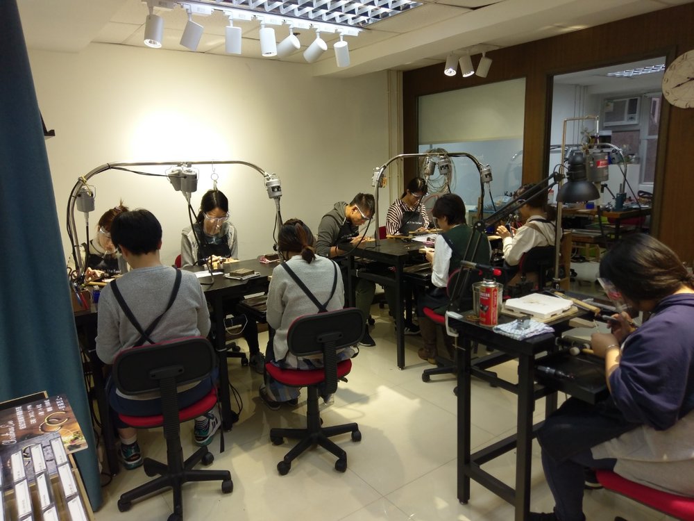 親手精心打造銀器情侶首飾，別具意義！