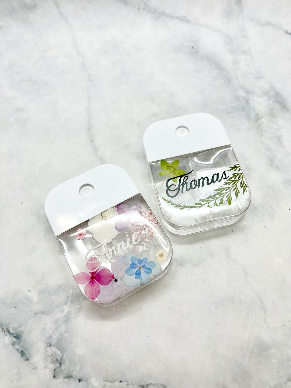 以特別技術保持花的美態和鮮艷的色彩，製作出酒精噴霧瓶等的精美日常小物。