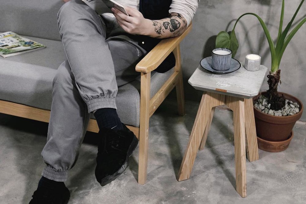 水泥家具配以木質素材、日系用品，輕鬆打造家居簡約風。