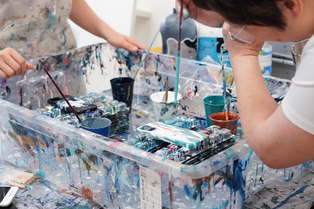 讓顏料自由流動，享受由顏料帶來無法複製的驚喜。