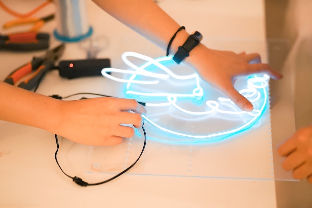 霓虹燈色彩鮮艷，可製作出自訂的圖案或字句，充滿心思。