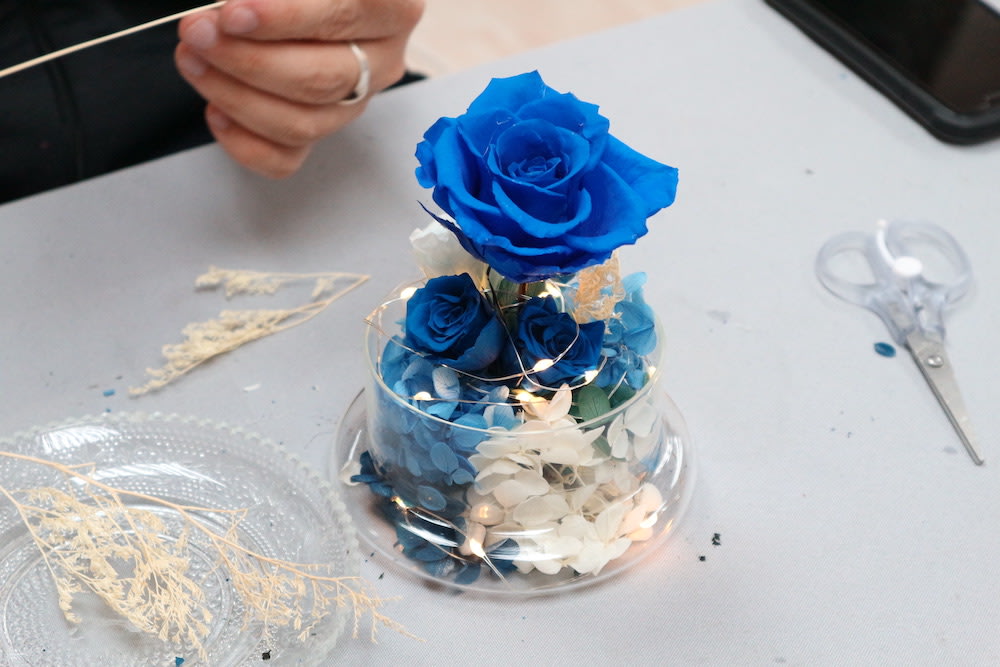 情侶攜手製作出永生花玻璃花房，有意義又夠甜蜜！