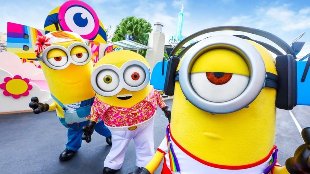 Take a selfie with some minions at Universal Studios! Credits to @rwsentosa