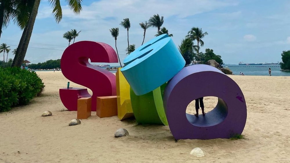 Siloso Beach offers many activities for all ages. Credits to @yoon_em
