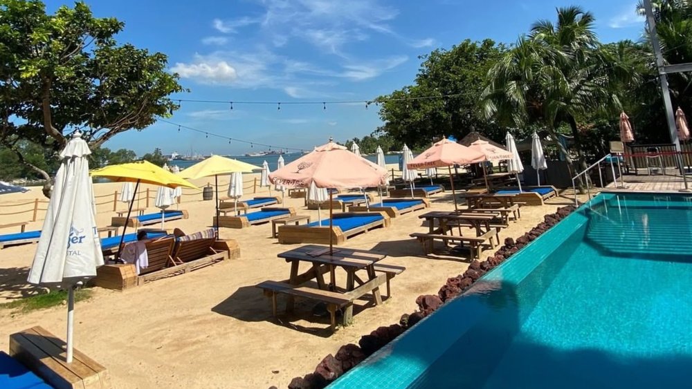 Enjoy hearty meals with a view at FOC. Credits to @foc_sentosa