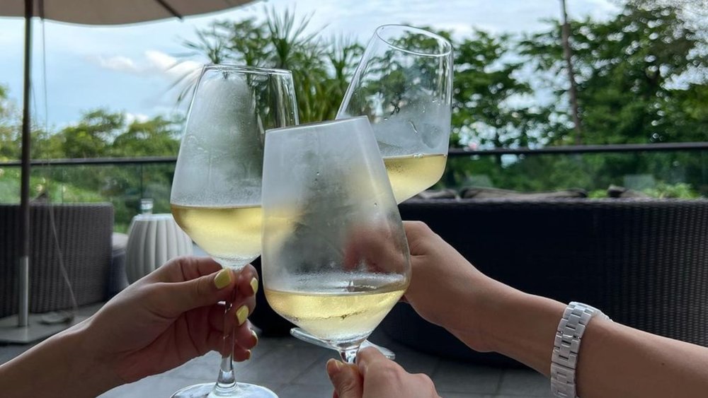 Get tipsy at Bob’s Bar. Credits to @haejung5