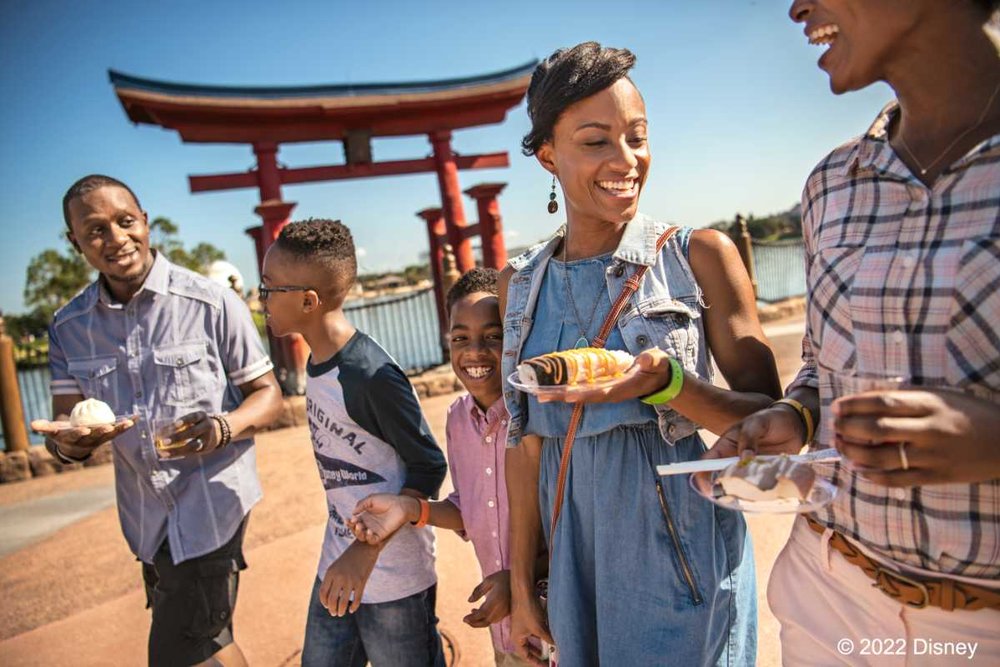 4749 フロリダ ウォルト・ディズニー・ワールド EPCOT　家族　鳥居の前