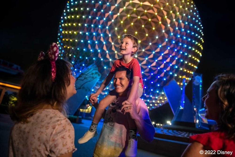 4749 フロリダ ウォルト・ディズニー・ワールド EPCOT 夜 肩車される子供