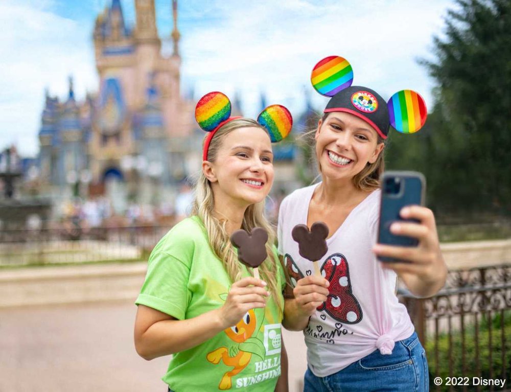 4749 フロリダ ウォルト・ディズニー・ワールド シンデレラ城の前で撮影する女性