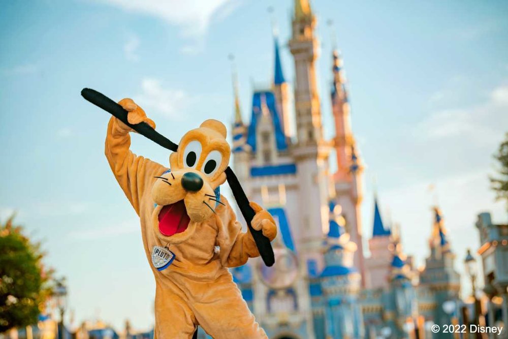 4749 フロリダ ウォルト・ディズニー・ワールド シンデレラ城の前のプルート