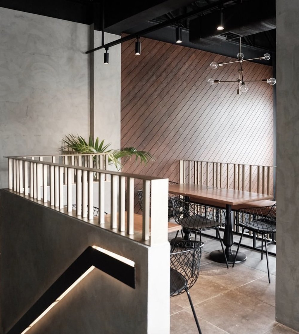 Lighting rails and tables