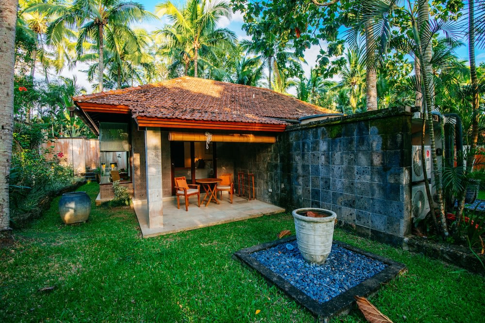 Greens surrounding the house