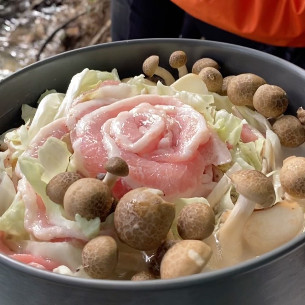 這道鍋物可以把食物排到有如玫瑰狀，簡單好看又適合打卡。 (Instagram @cookout_birdie)