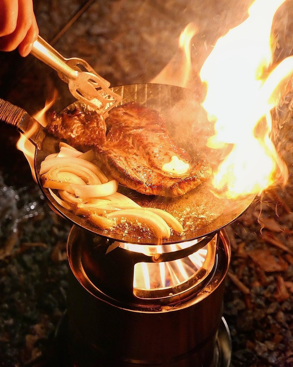 露營煎牛扒的好處在於火夠大，可以快速收乾牛肉表面的水分。(Instagram @ woosangwood)