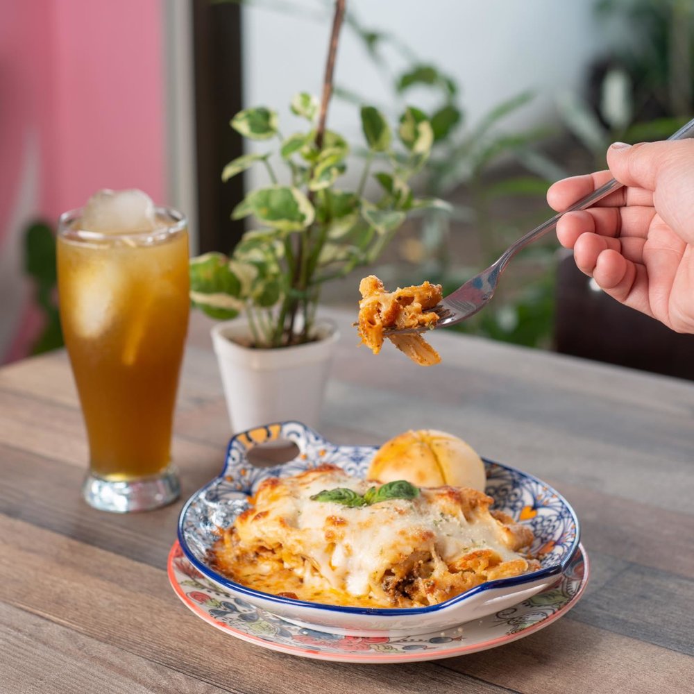 Baked Macaroni and garlic bread