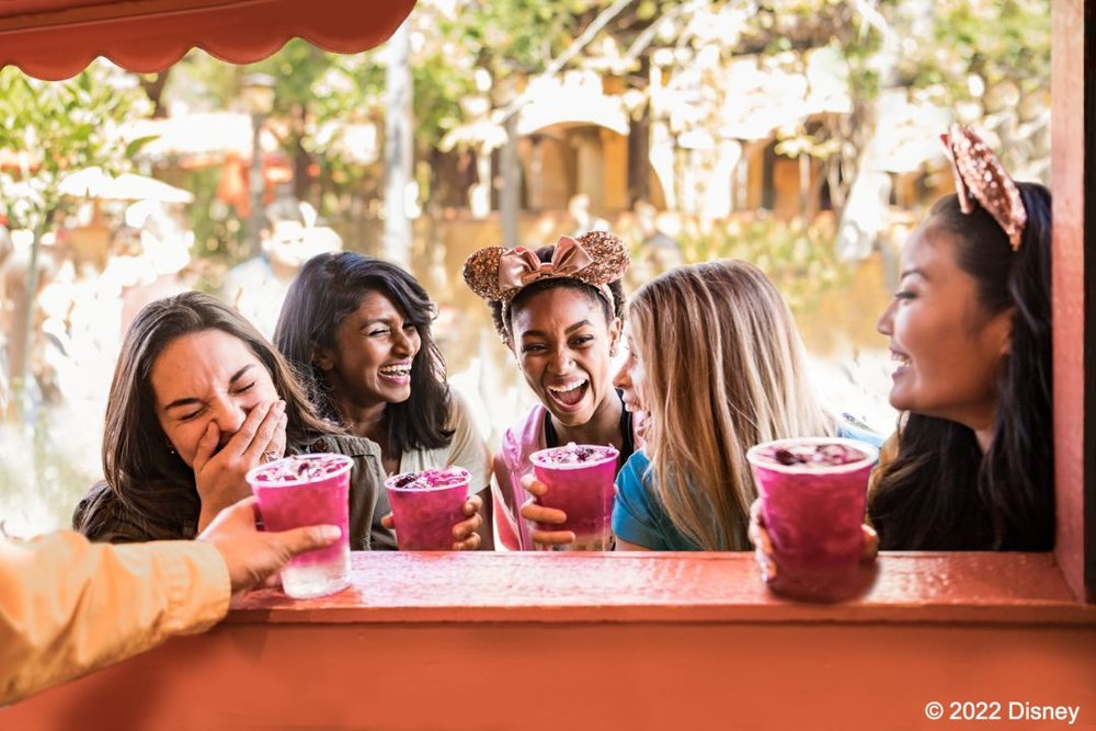 カリフォルニア　ディズニーランド 女性がドリンクを持っている