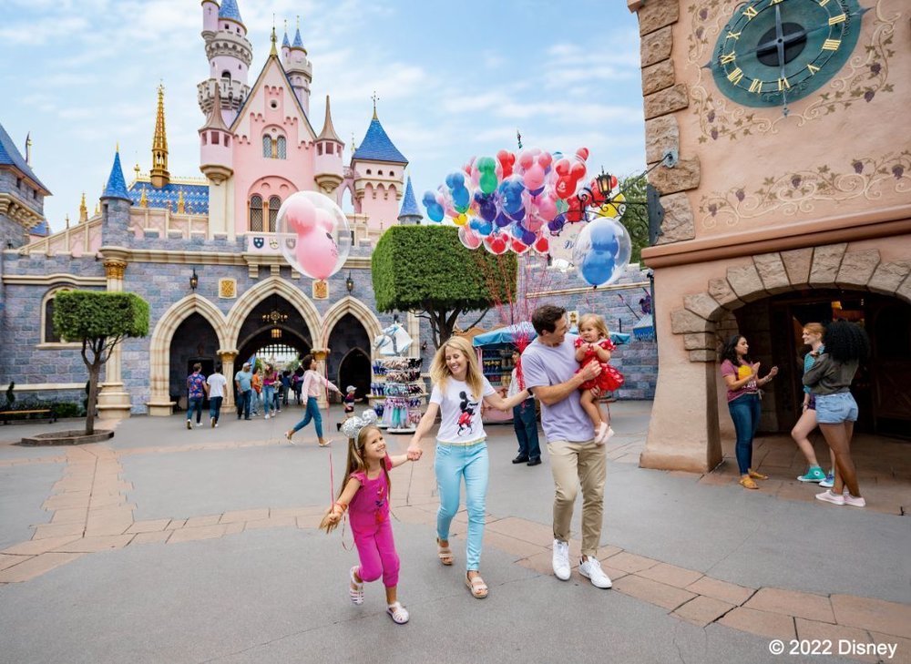 4100 ディズニーランド リゾート　ショー　パークを歩く家族