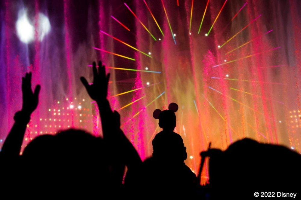 4100 ディズニーランド リゾート　ショー　ワールドオブカラー 肩車される子供