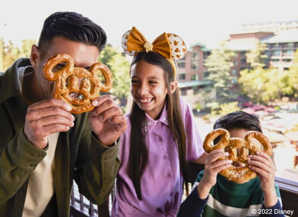 4100 ディズニーランド リゾート　ミッキーのプレッツェルを持った家族