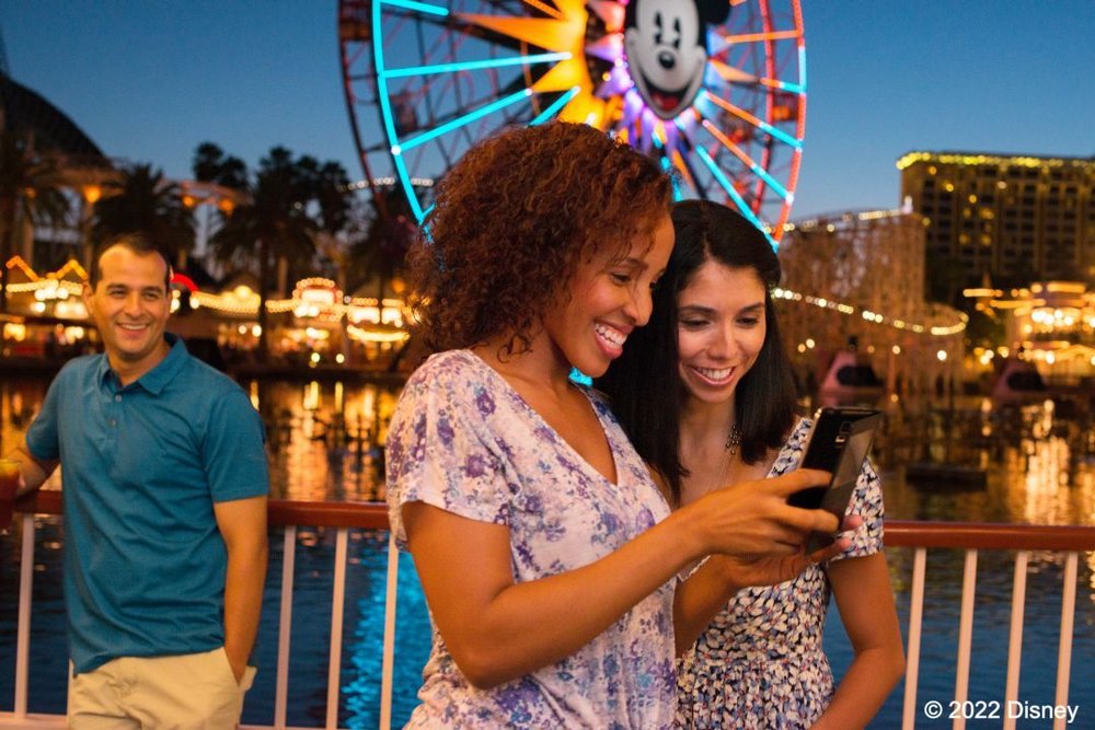 4100 ディズニーランド リゾート　ミッキー　観覧車　前に人