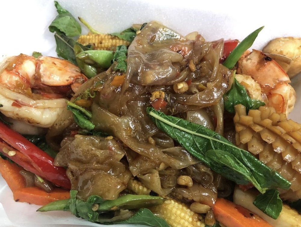 brown noodles with seafods