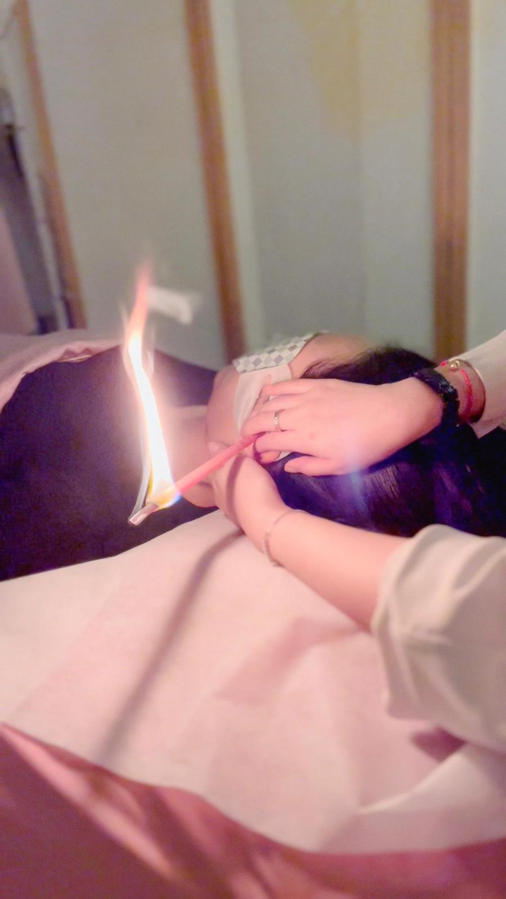 耳燭燃燒時的白嘈音,令人放鬆身心