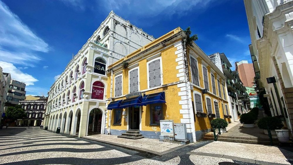 Window shopping is one of the best things to do in Senado Square. Credits to @samurai.r