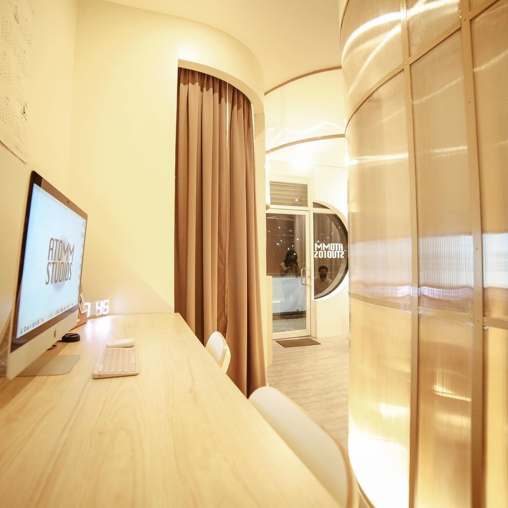 Yellow light and computer