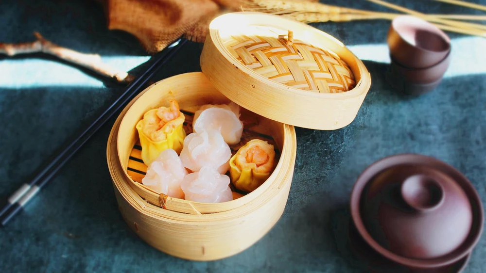 Fun fact: Old-school Cantonese dim sum is served during “Yam Cha” or breakfast tea.  Image credits: zhangtingzhi on Pixabay